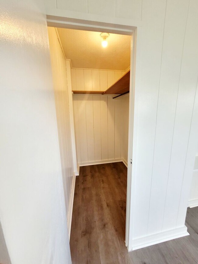 Building Photo - AVAILABLE NOW | 3 BED, 2 BATH HOME | Location: North Shore | Drive Up Parking Spaces, & Large Enc...