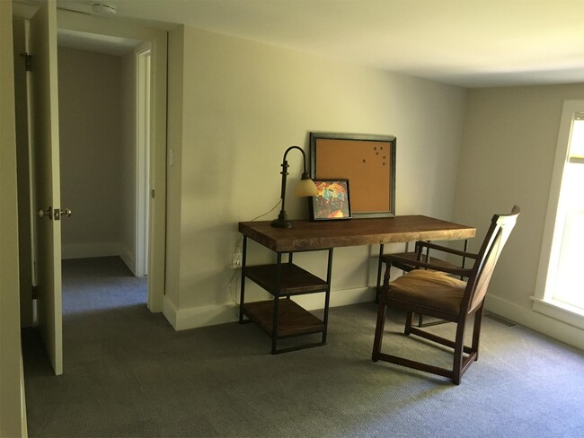 Building Photo - 615 Rice St E