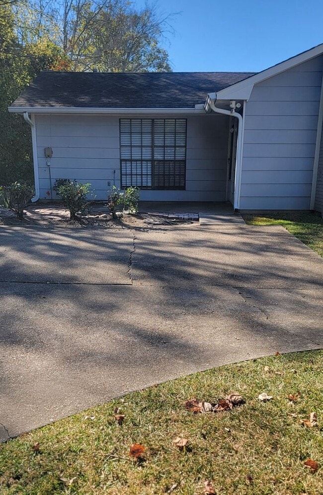 Building Photo - Adorable UPDATED 2-Bedroom, 2-Bathroom Tow...