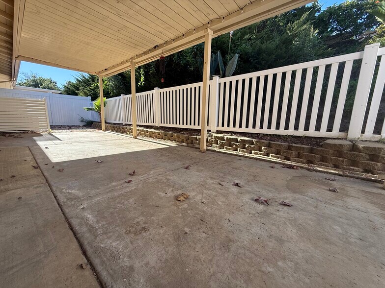 Building Photo - 1886 Fairway Park