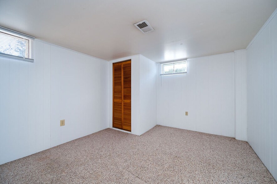 Building Photo - 7 Helen Ln