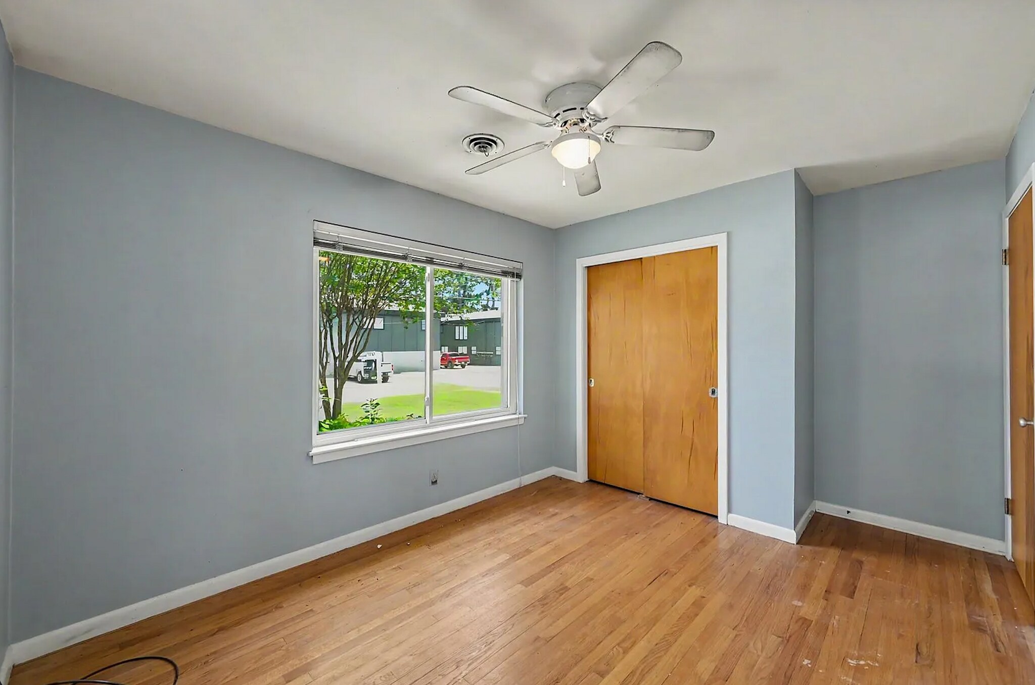 Building Photo - 502 W Semands St