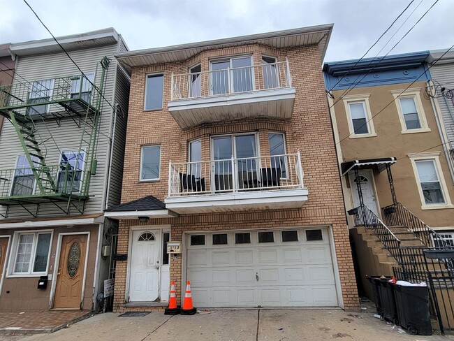Primary Photo - 11 Wallis Ave