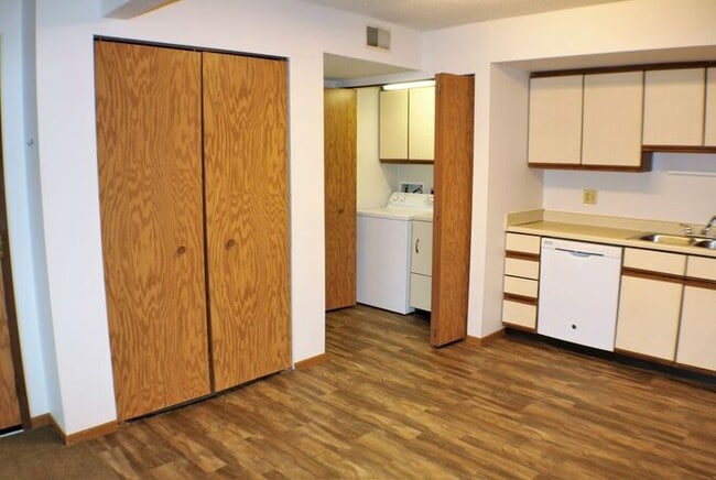 Building Photo - $1,125 | 2 Bedroom, 1 Bathroom Condo | Pet Friendly* | Available for August 1st, 2026 Move In!