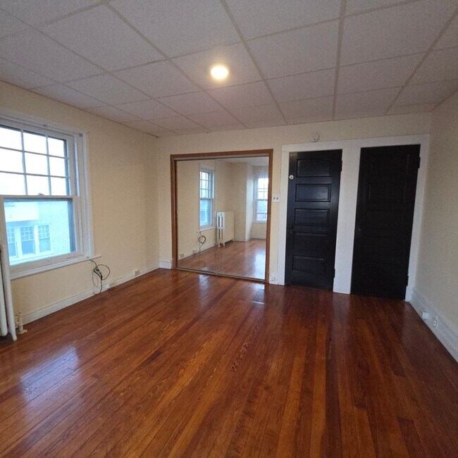 Building Photo - 3 bedroom with modern Kitchen