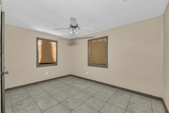 Building Photo - Siesta-Pharr