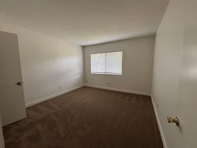 Building Photo - Spacious Updated Bonita Condo