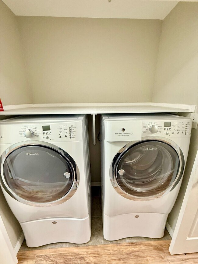 Building Photo - Immaculately updated 3/2.5 Three-Story Maitland Condo in Visconti!