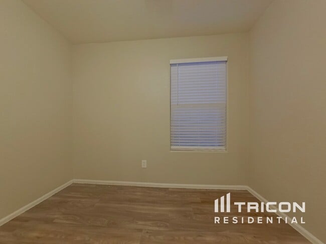 Building Photo - 16085 W Kendall St