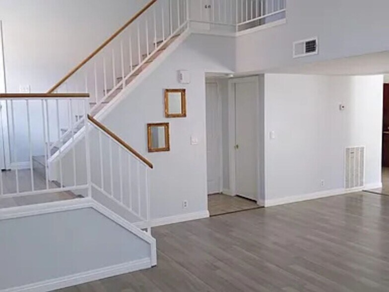 Building Photo - 1613 Royal Palm Dr