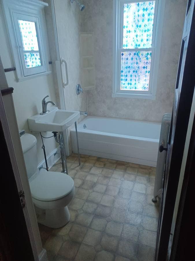 Full Bathroom with shower - 827 Carew St