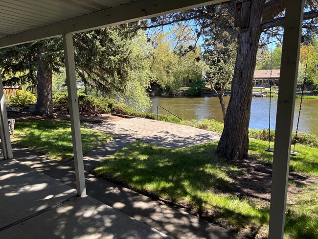 Building Photo - Riverfront home!!!! 3 Bedroom near downtow...