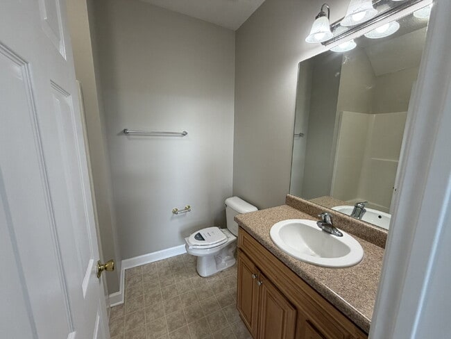 Building Photo - Town House For Rent