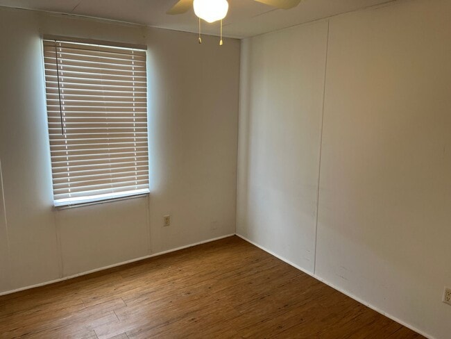 Building Photo - 3BR/2BA Mobile Home with Storage Unit Included - Available Now!