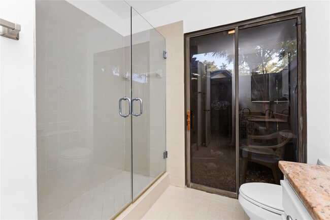 Building Photo - 5051 Pine Dr