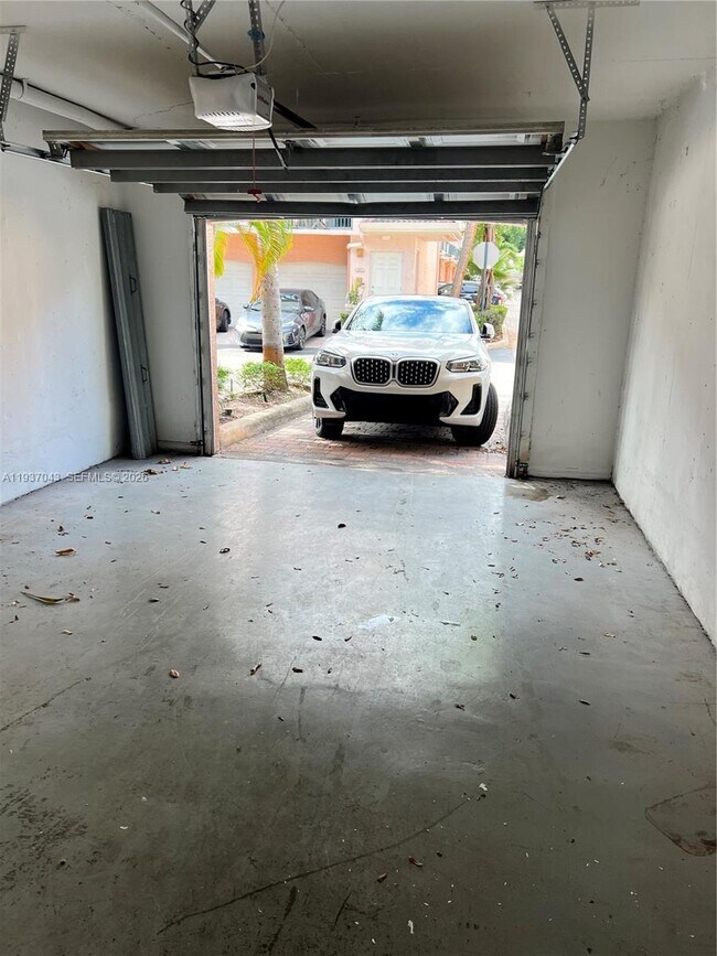 Building Photo - 2033 SE 10th Ave