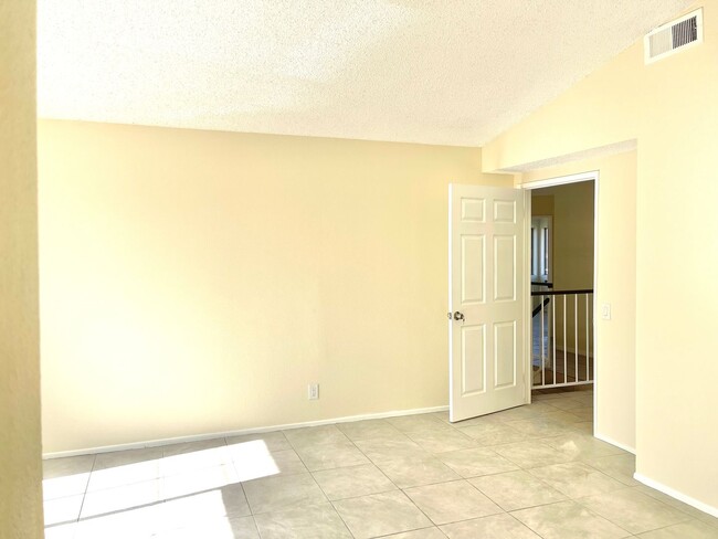 Building Photo - Spacious Five Bedroom Home in North Rialto...