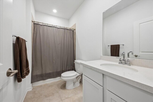 Building Photo - 685 Papaya Dr