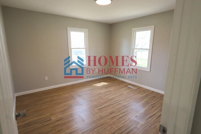 Building Photo - Three Bedroom House | Move in Ready