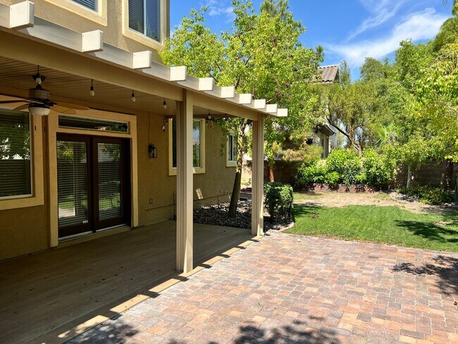 Building Photo - Electric and Solar included in rent