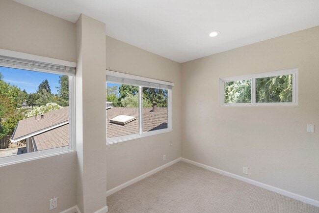Building Photo - Spacious Menlo Park Retreat with 6 Bedroom...