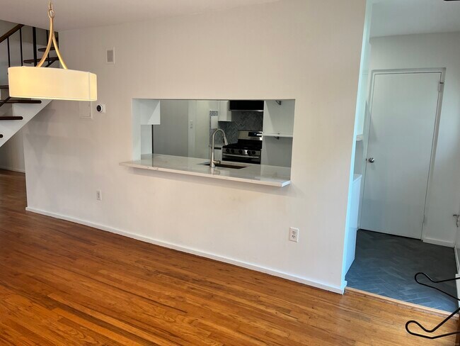 Building Photo - 285 Greene St
