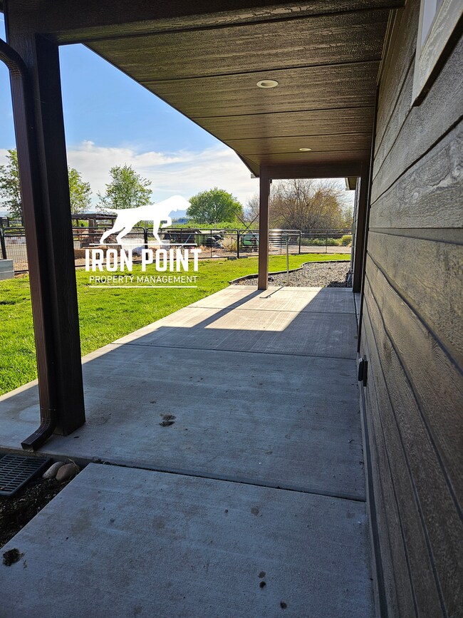 Building Photo - 2bed/1bath w/2 car garage & all appliances included.