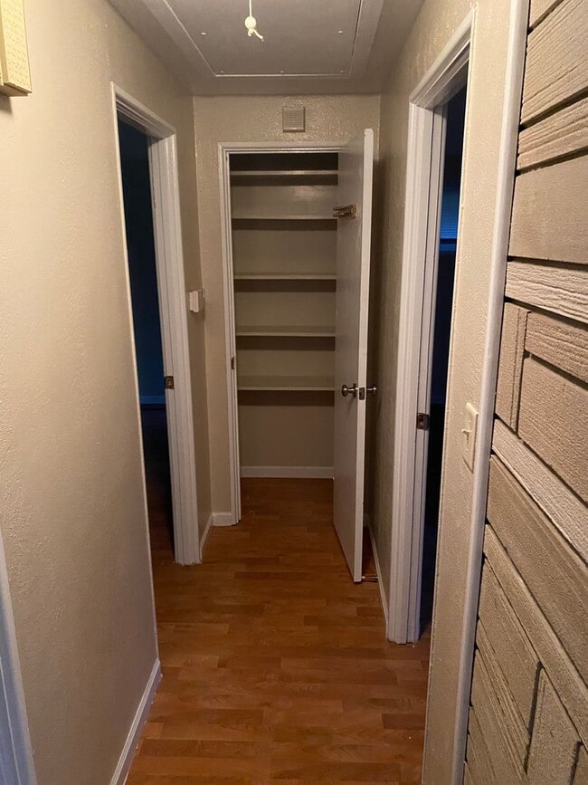 Building Photo - Gorgeous and furnished 2  bed/1 bath mid-c...