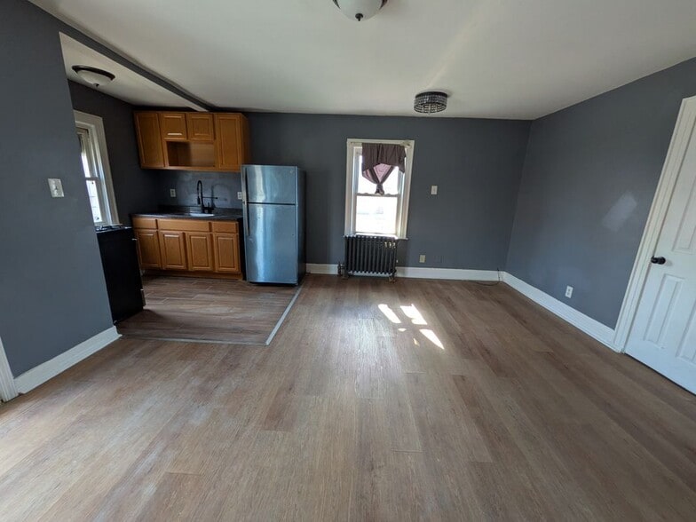 Building Photo - 205-11 110th Ave