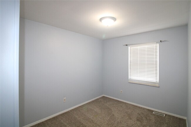 Building Photo - 912 Oakwood Farms Ln