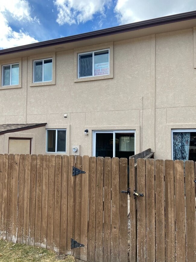 Building Photo - Stunning 2 Bed/2 Bath Townhome near Ft Carson!