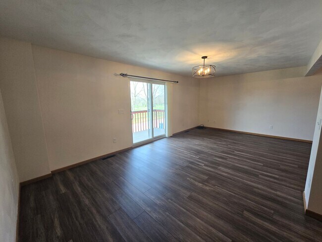 Building Photo - Beautifully Updated 3 Bedroom 2.5 Bathroom Townhouse - Golf Course View!