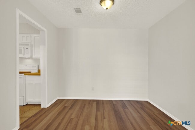 Building Photo - 1202 Thorpe Ln