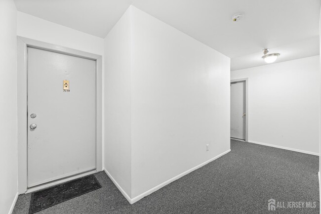 Building Photo - 3226 Sayre Dr