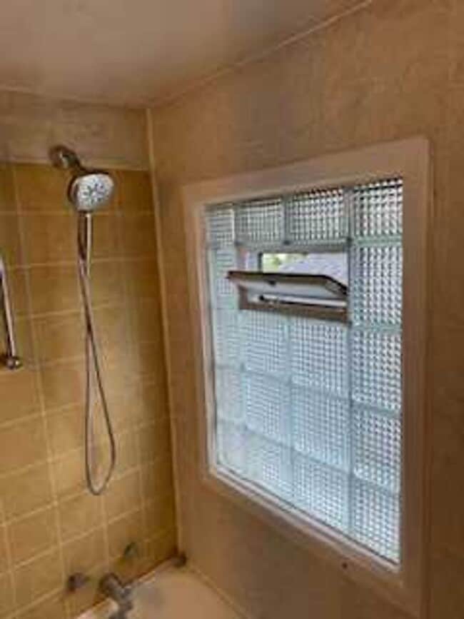 Building Photo - 3 Bedroom / 1 Bathroom Private Fenced Yard...