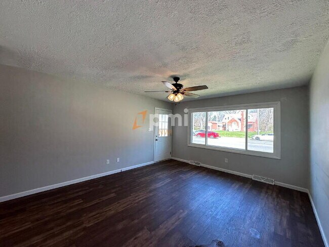 Building Photo - 3010-3012 Willowcreek Rd