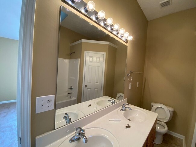 Building Photo - Open Plan with Split bedrooms