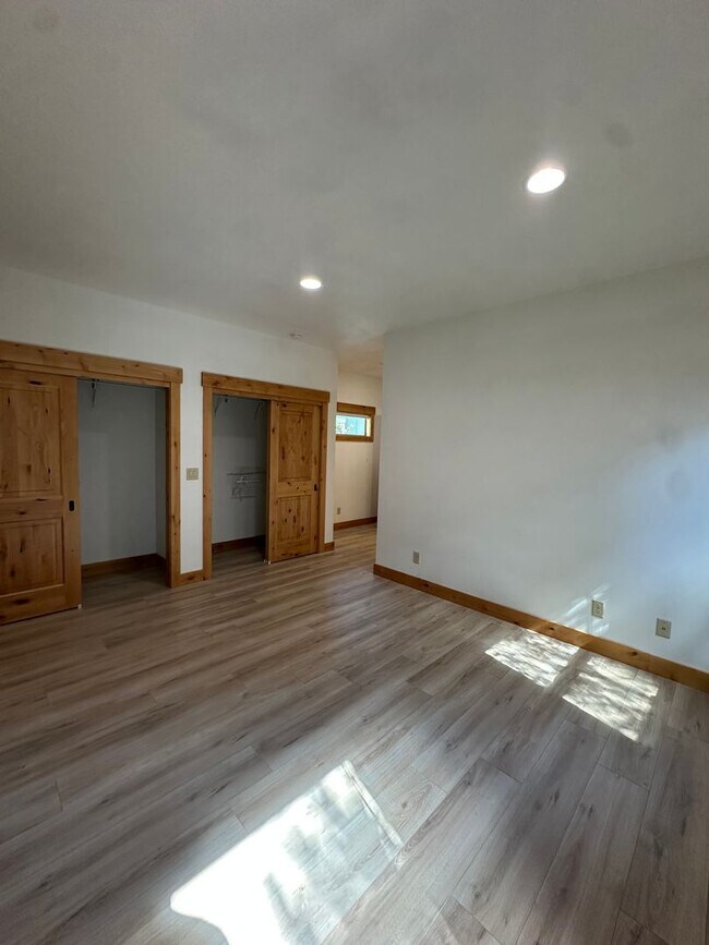 Building Photo - 115 Northwest Mount Washington Drive