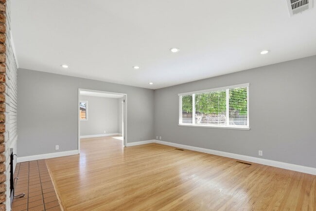 Building Photo - Wow! What a Great Home! Available Now!