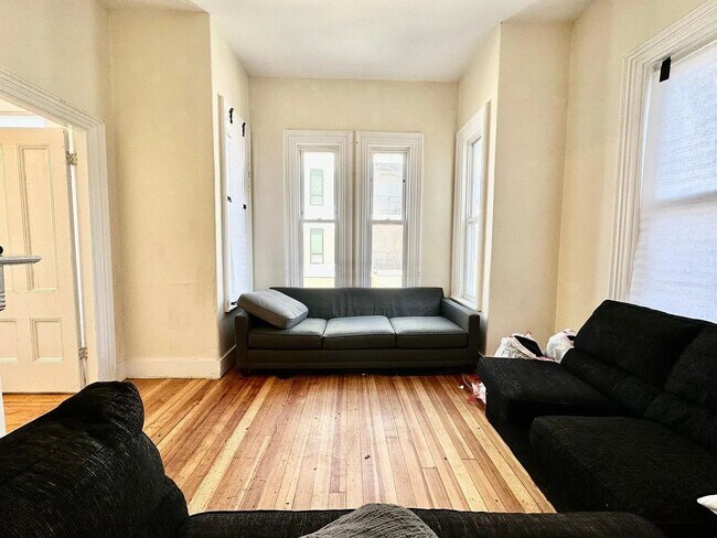 Building Photo - HOLY SMOKES!!  8 BED/3.5 BATH TOWNHOUSE IN ALLSTON