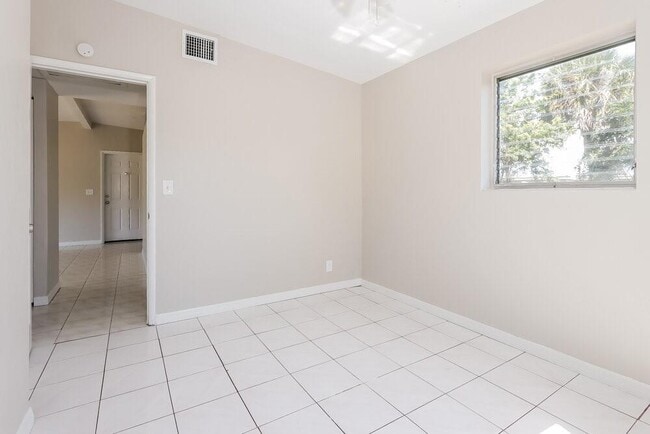 Building Photo - 5641 Honeysuckle Dr