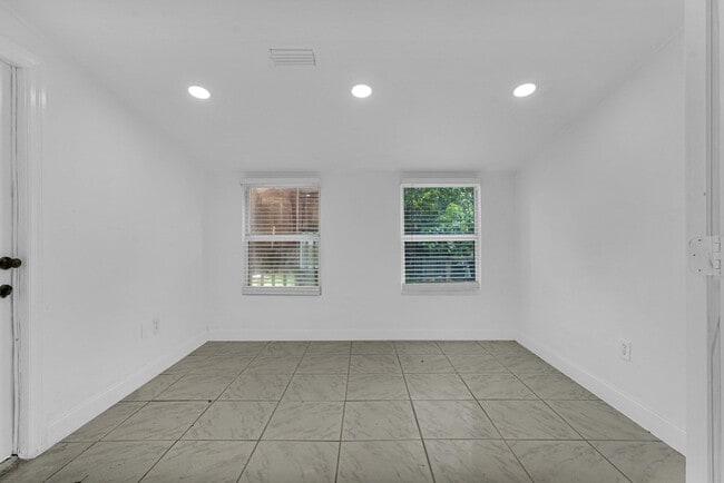 Building Photo - 6621 Perry St