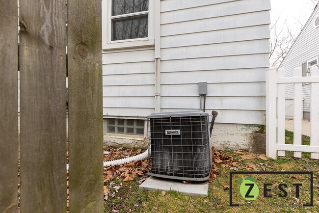 Building Photo - BEAUTIFUL 3 BEDROOM 1 BATH LOCATED IN HAPER WOODS MI 48225