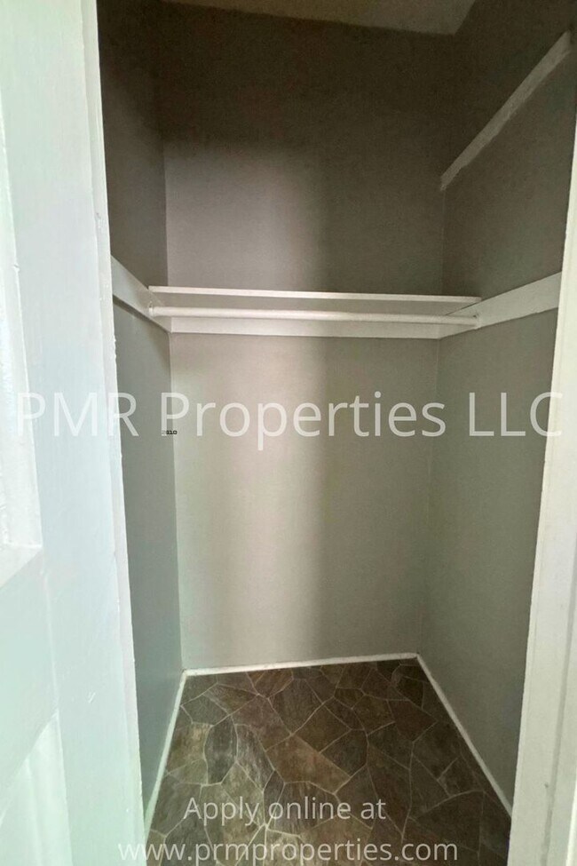 Building Photo - 2 Bedrooms / 1 Bathroom House