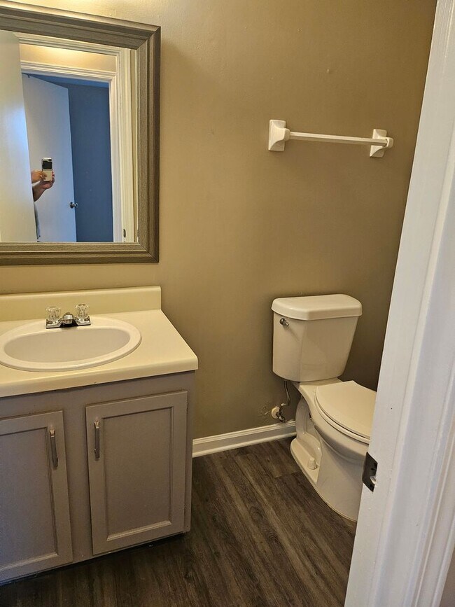Building Photo - $1195 - 2/2 - Jefferson Square - Move in Special