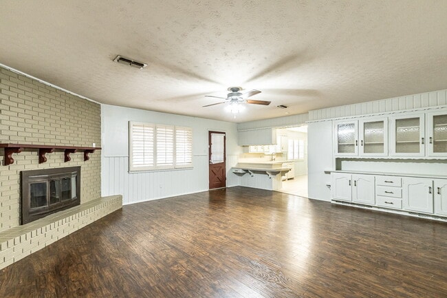 Building Photo - Charming 3 bedroom 2 bathroom