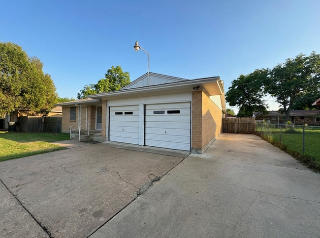 Building Photo - 2318 Mary Ln