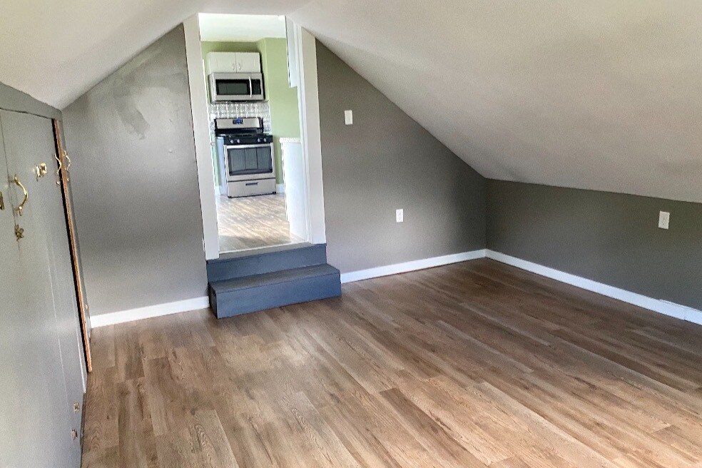 Extra Room - 25 6th St