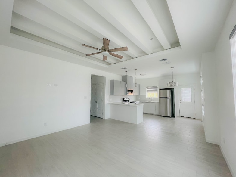 Building Photo - 1623 W Smt Dr