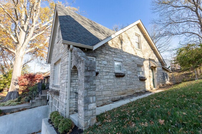Building Photo - 2144 Lakeside Dr